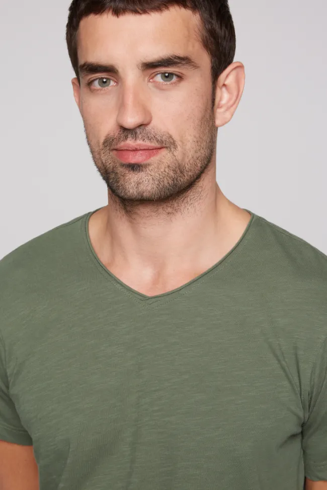 Herren CAMP DAVID & SOCCX Basic T-Shirt V-Neck mit Used-Kante green olive