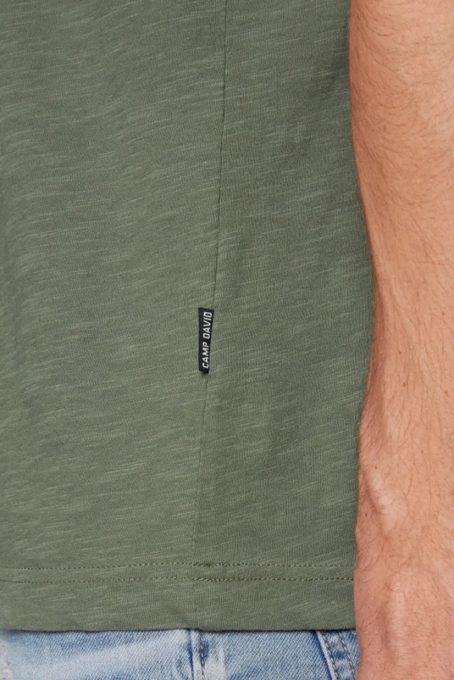Herren CAMP DAVID & SOCCX Basic T-Shirt V-Neck mit Used-Kante green olive
