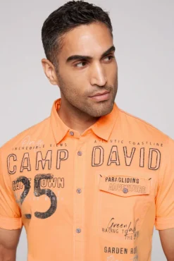 Herren CAMP DAVID & SOCCX Kurzarmhemd mit Logo-Applikationen sunrise orange