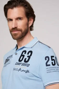 Herren CAMP DAVID & SOCCX Kurzarmpolo Pikee mit Logo Artworks summer blue