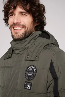 Herren CAMP DAVID & SOCCX Lange Steppjacke mit Kapuze und Rücken-Artwork medium khaki