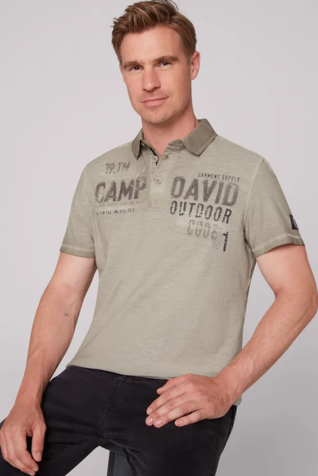 Herren CAMP DAVID & SOCCX Polo mit Schultertapes und Logo Artwork fossil brown
