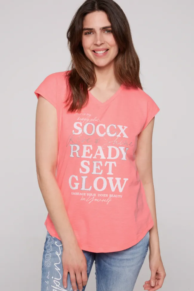 Damen CAMP DAVID & SOCCX Shirt mit V-Ausschnitt und Wording Print neon pink