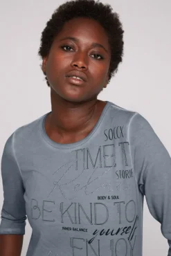 Damen CAMP DAVID & SOCCX Shirt mit Wording Print und Schmucksteinen cold grey