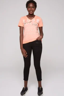 Damen CAMP DAVID & SOCCX T-Shirt mit V-Ausschnitt und Wording Print neon orange