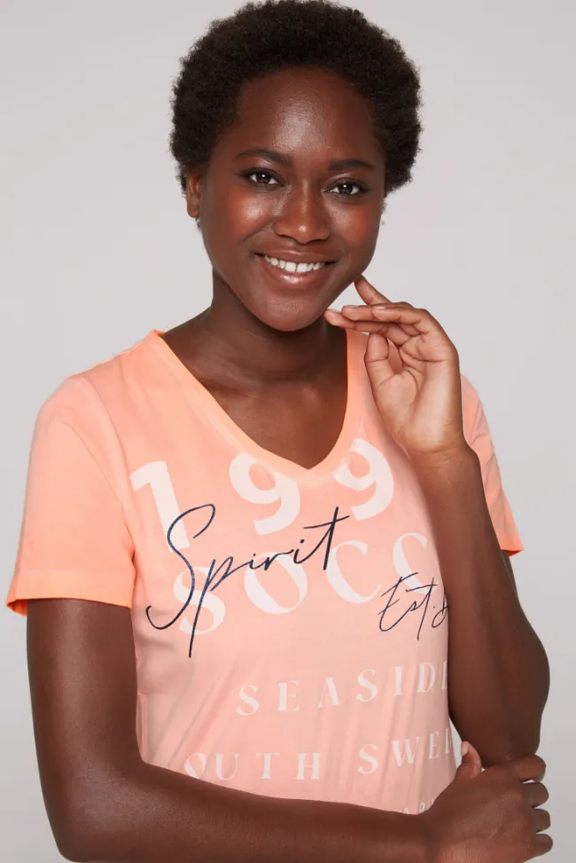 Damen CAMP DAVID & SOCCX T-Shirt mit V-Ausschnitt und Wording Print neon orange
