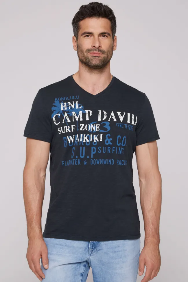 Herren CAMP DAVID & SOCCX T-Shirt mit V-Neck und Print Artwork classic navy | S