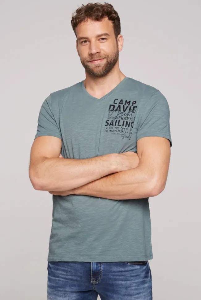 Herren CAMP DAVID & SOCCX T-Shirt mit V-Neck und Print grey green | S
