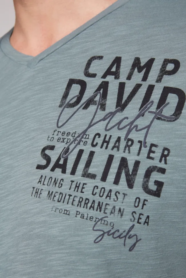 Herren CAMP DAVID & SOCCX T-Shirt mit V-Neck und Print grey green | S